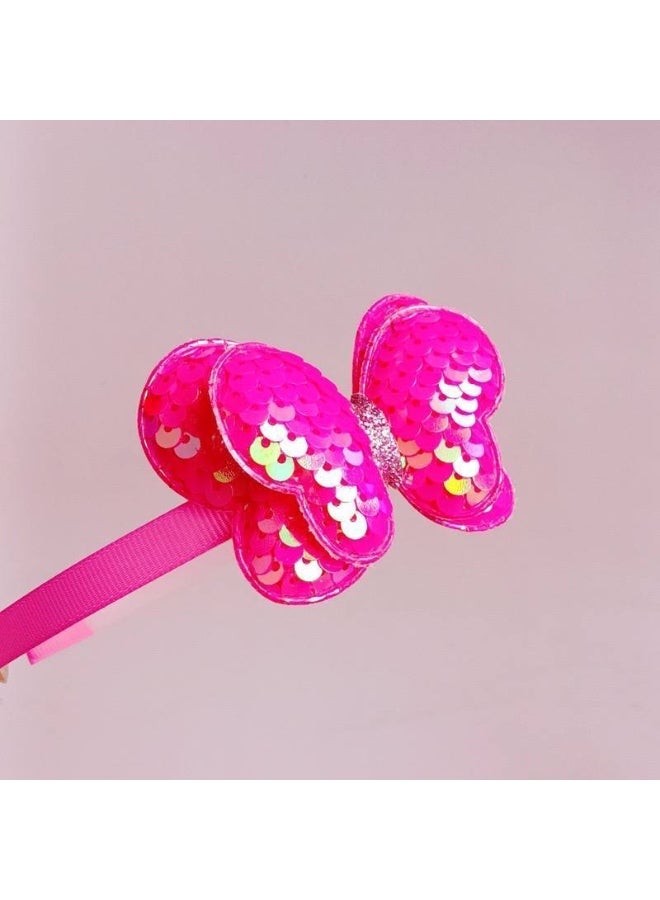 طوق شعر بناتي للأطفال مزين بفراشة لامعة متعددة الألوان، خفيف ومريح على الرأس، مناسب للاستخدام اليومي والمناسبات، ويضيف لمسة مرحة وأنيقة لإطلالة الأطفال. - Image 3